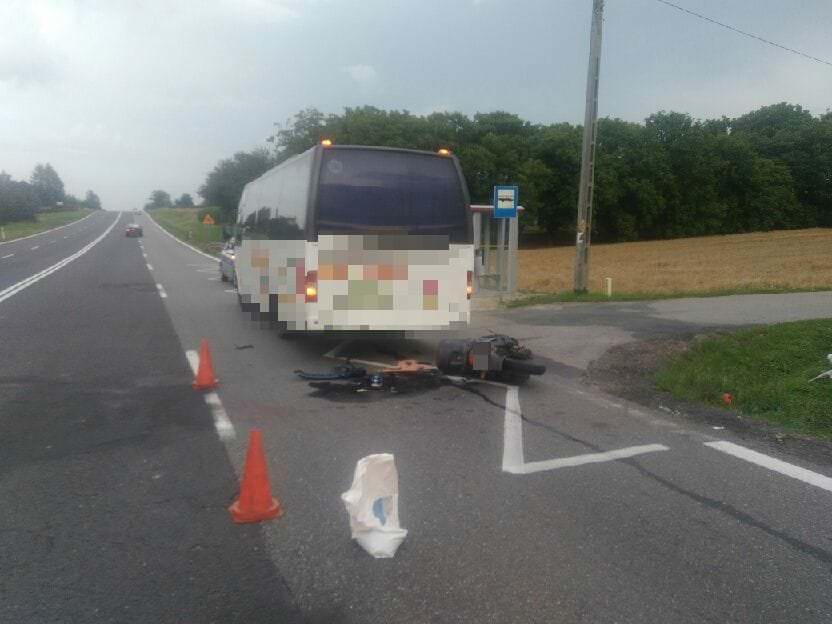 Motorowerem wjechał w autobus