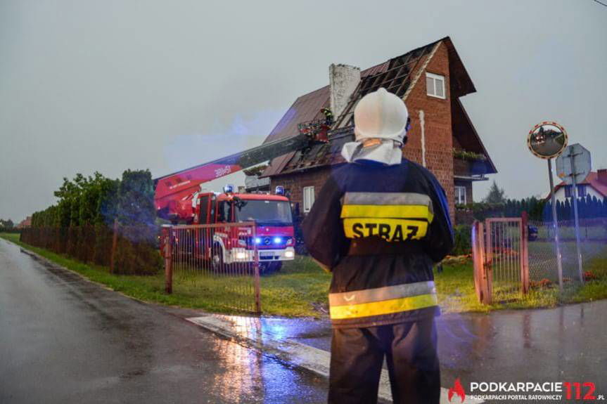 Zerwane dachy i podtopienia 