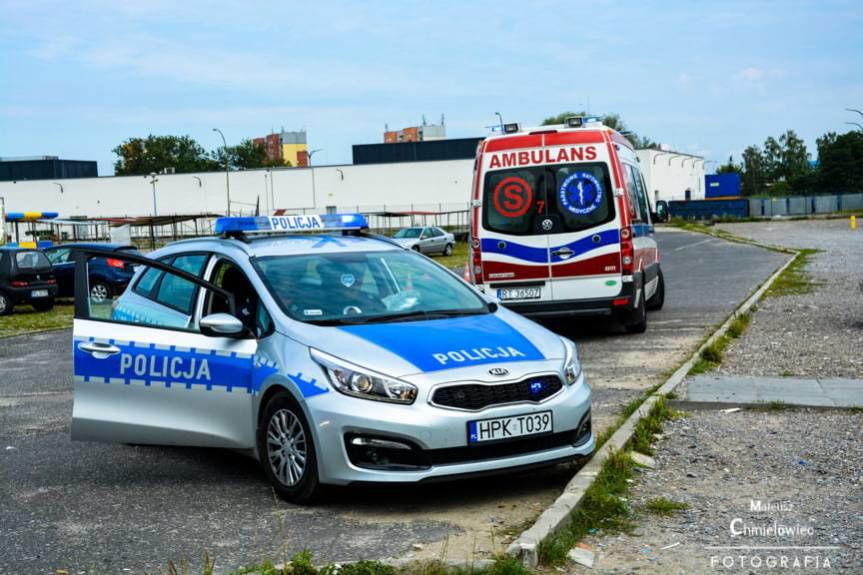 Motocyklista wjechał w stojącego Peugeota 