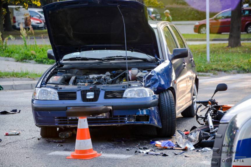 Zderzenie osobówki z motocyklistą 