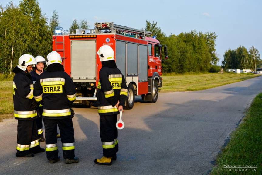 Zagadkowy pakunek obok firmy kurierskiej w Tarnobrzegu