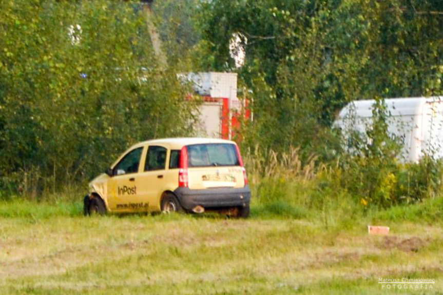 Zagadkowy pakunek obok firmy kurierskiej w Tarnobrzegu