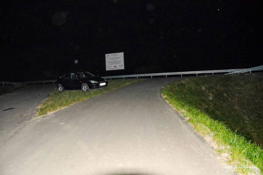 Auto prawie się stoczyło ze skarpy