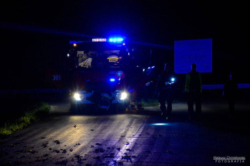 Auto prawie się stoczyło ze skarpy