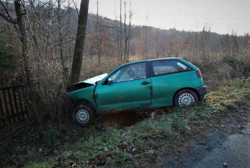 Wypadek w Jodłówce, seat uderzył w drzewo