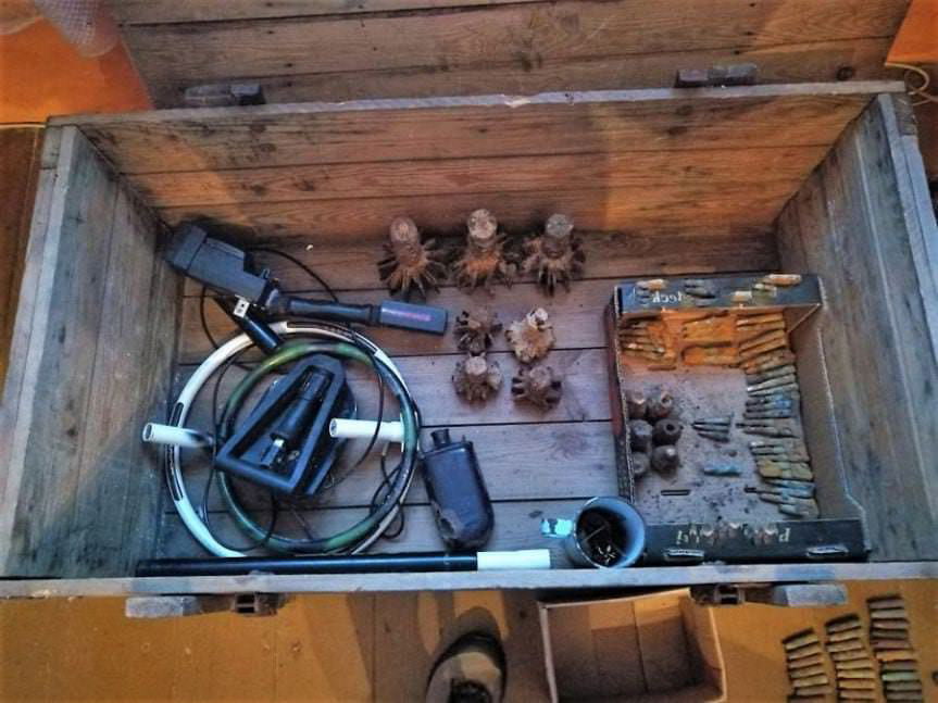 Trzymał amunicję jako ozdoby na kuchni kaflowej