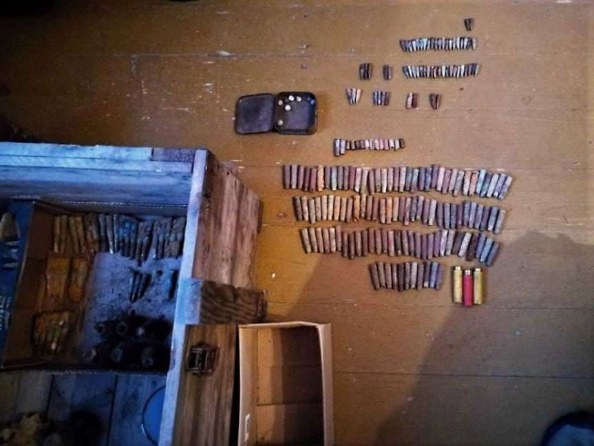 Trzymał amunicję  jako ozdoby na kuchni kaflowej 