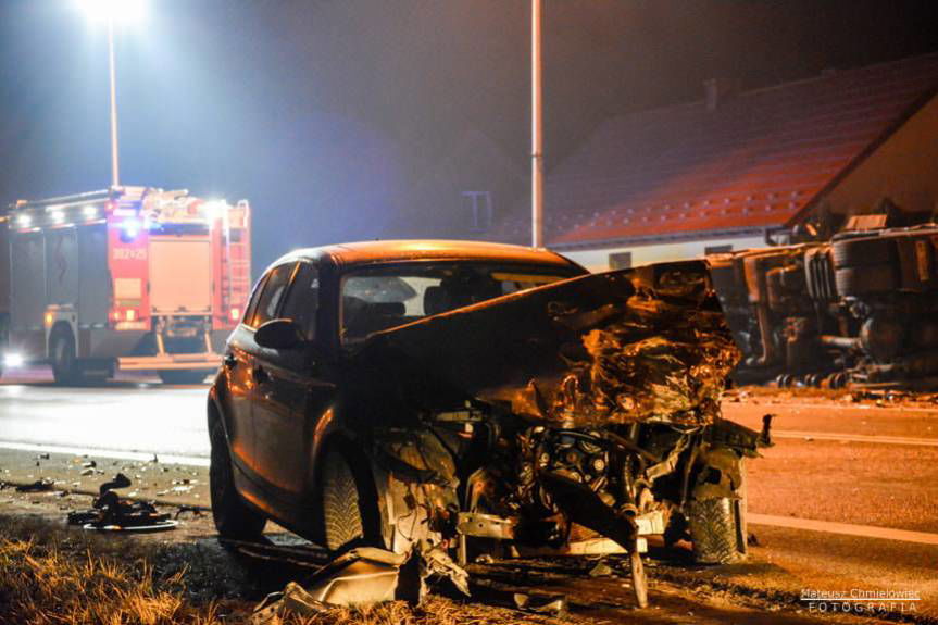 Wypadek na dk9, czołowe zderzenie tira i bmw