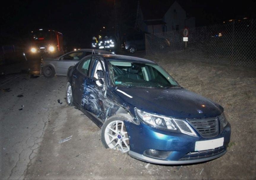 Rozbórz Długi. Zderzenie dwóch samochodów osobowych