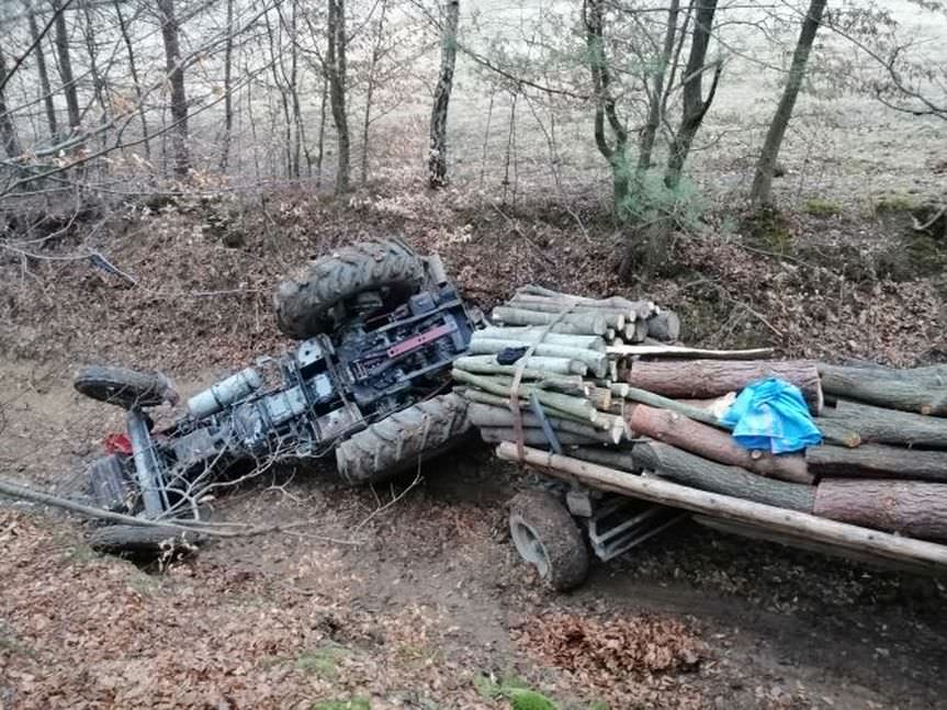 Izdebki. Wypadek przy zwożeniu drzewa z lasu