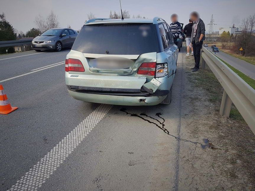 Zderzenie trzech samochodów na wiadukcie w Krośnie