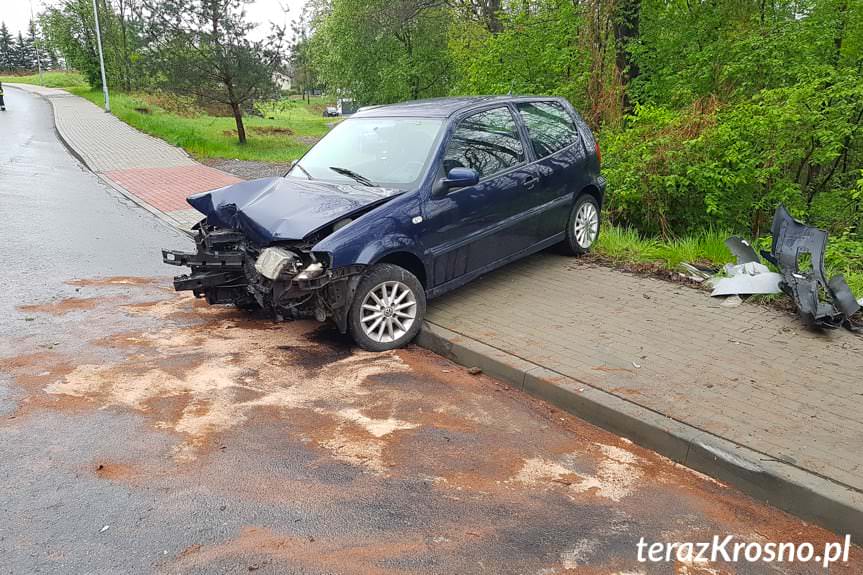 Krosno. Kierujący volkswagenem  wjechał w latarnię