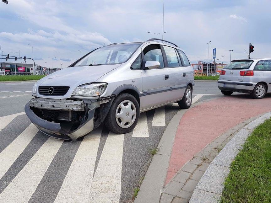 Krosno. Kolizja na skrzyżowaniu przy KFC