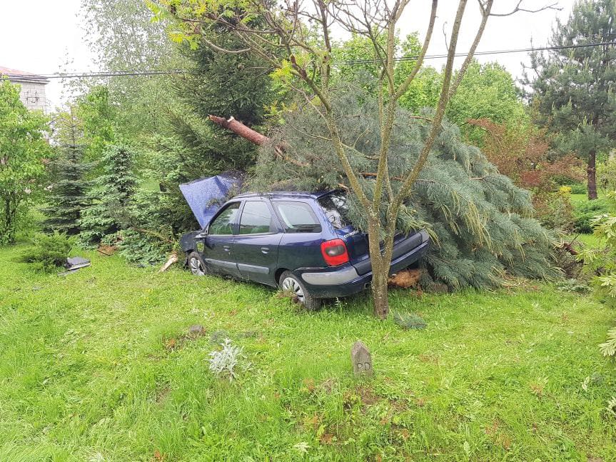 Kolizja drogowa w Korczynie. Kierujący samochodem trafił do szpitala