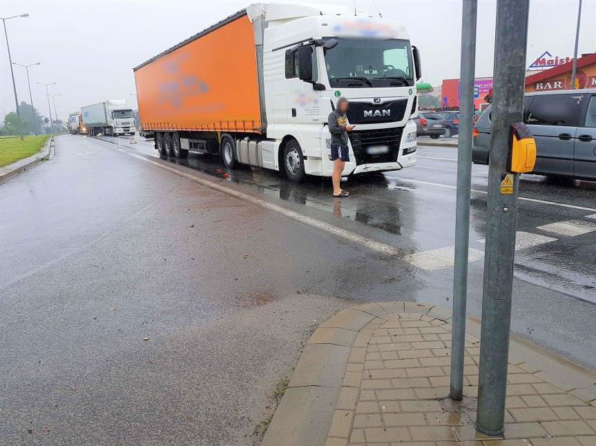 KROSNO. Tirem najechał na tył samochodu osobowego