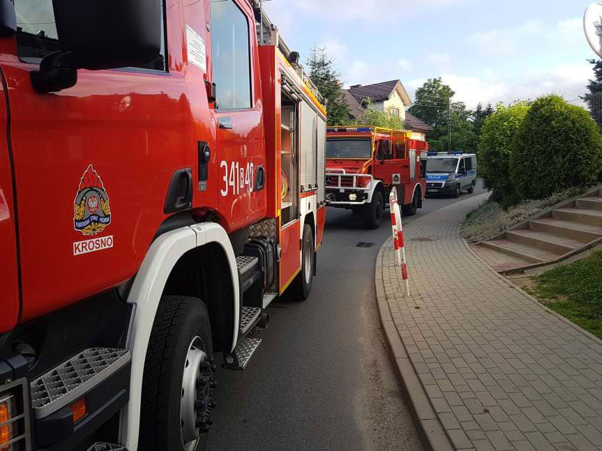 GŁOWIENKA. Kierujący renault wypadł z drogi i uderzył w słup energetyczny