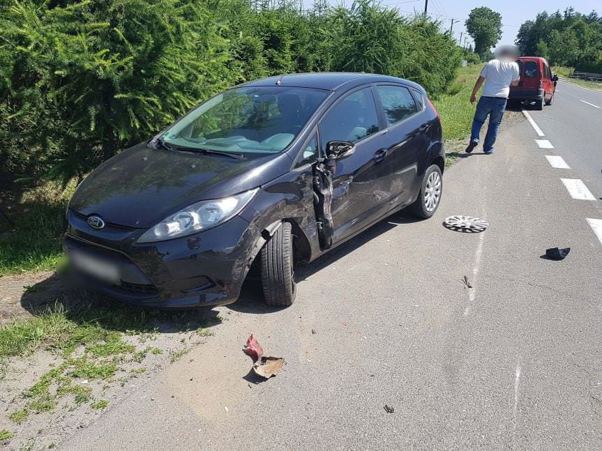 BAJDY. Kierujący renault zjechał z drogi i uderzył w zaparkowanego forda