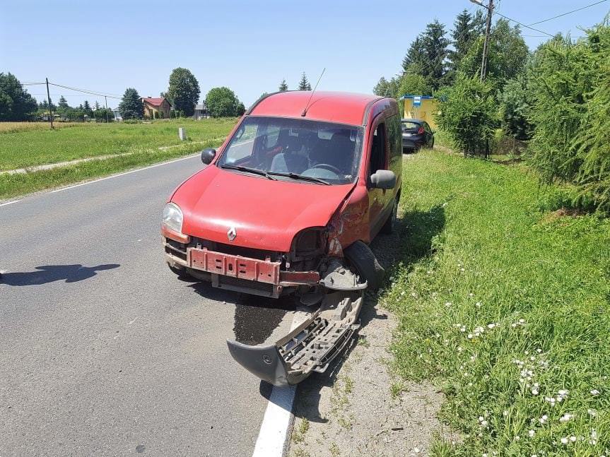 BAJDY. Kierujący renault zjechał z drogi i uderzył w zaparkowanego forda