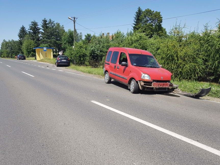 BAJDY. Kierujący renault zjechał z drogi i uderzył w zaparkowanego forda