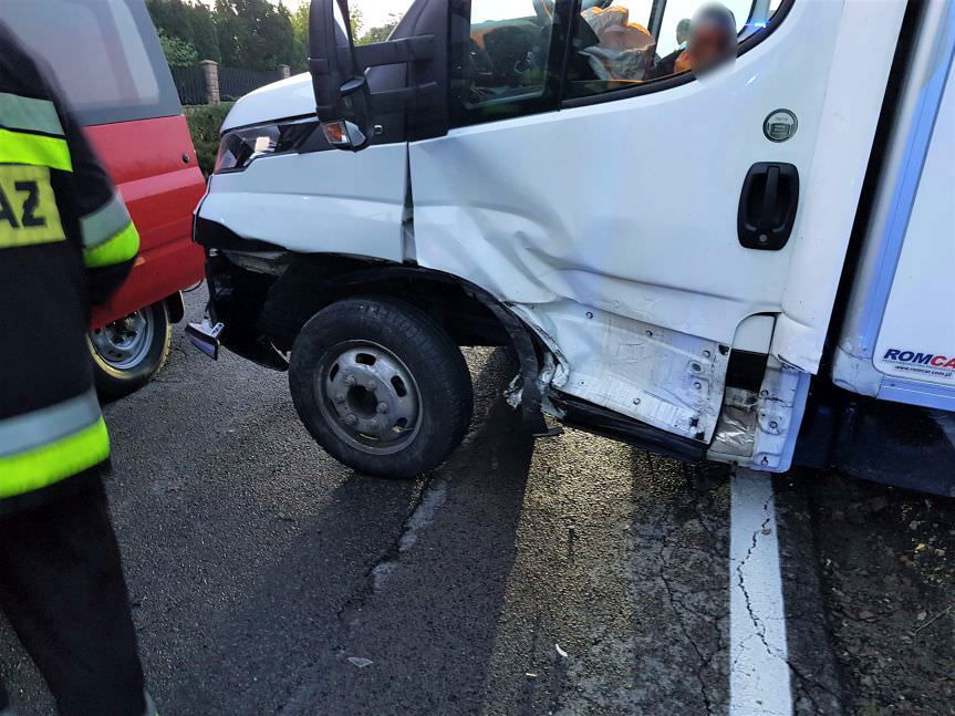 Kolizja w Krasnej. Osobówka uderzyła w samochód dostawczy