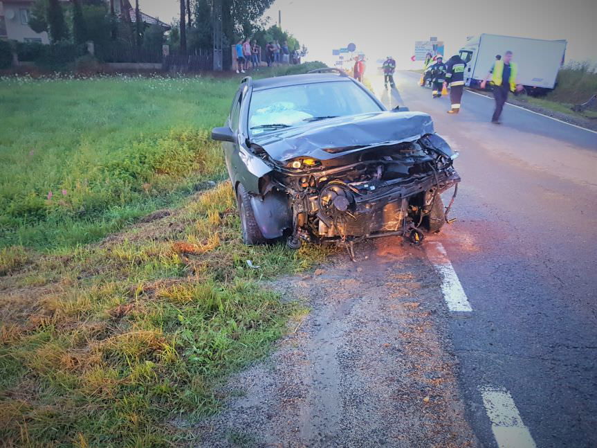 Kolizja w Krasnej. Osobówka uderzyła w samochód dostawczy