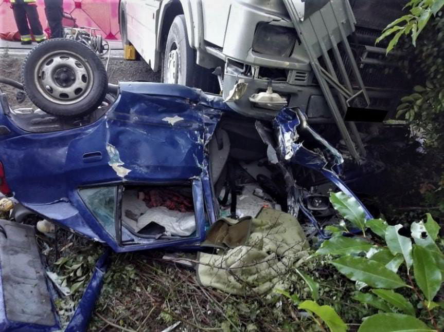 Wypadek w Ostrowie. Kierująca skodą wjechała pod tira