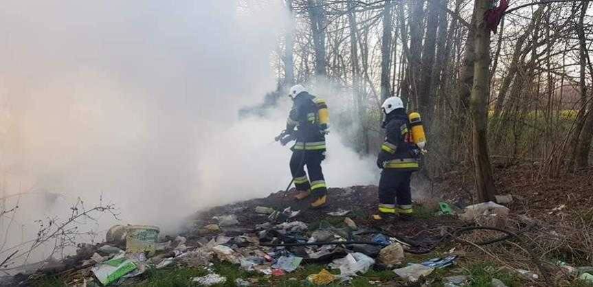 Pożar dzikiego wyspiaka śmieci 