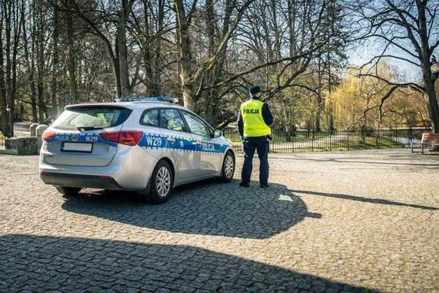 Policjanci egzekwują przestrzegania nowych przepisów i ograniczeń