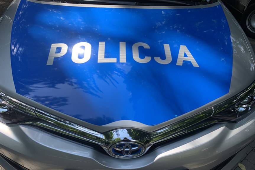 Pijany zaparkował traktorem w ogrodzeniu i zasnął