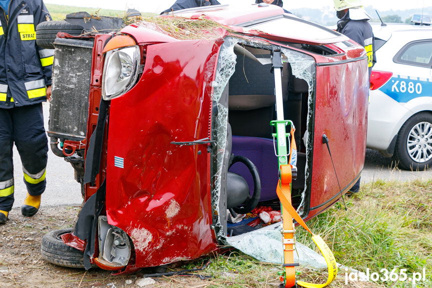 Wypadek w Czeluśnicy, dachował fiat