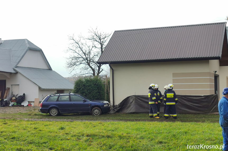 Pustyny. Samochodem wjechał w budynek