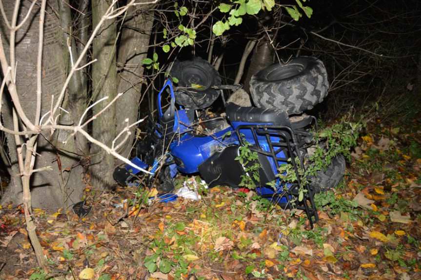 Quadem wjechała w drzewo. Kobieta ciężko ranna