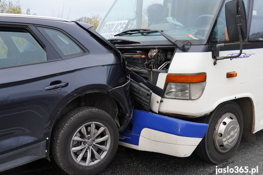 Warzyce. Zderzenie samochodu osobowego z autobusem