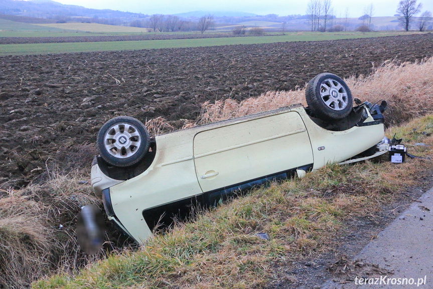 Sieniawa. Dachowanie samochodu osobowego