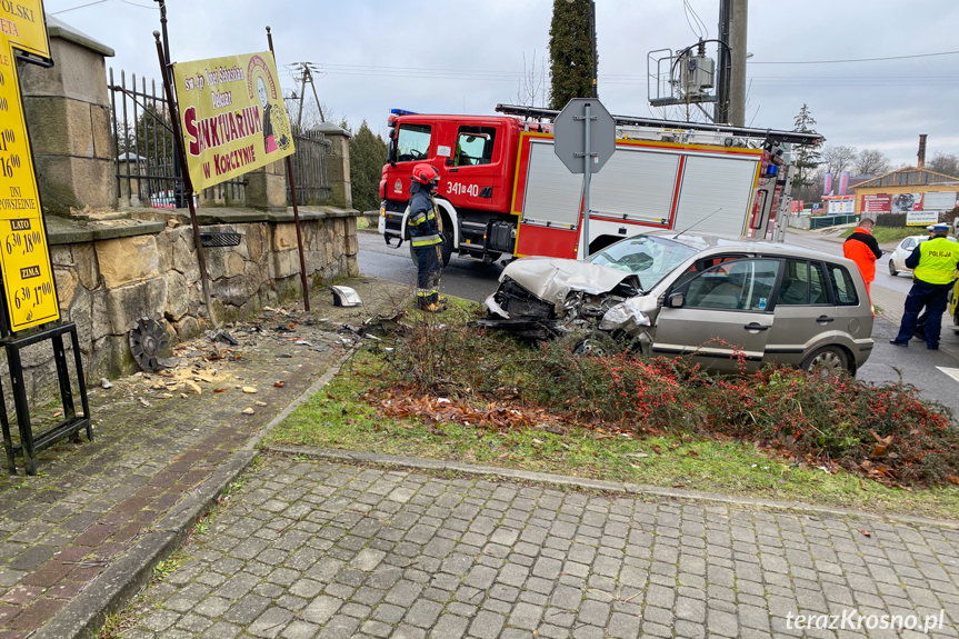 Korczyna. Wjechał w ogrodzenie