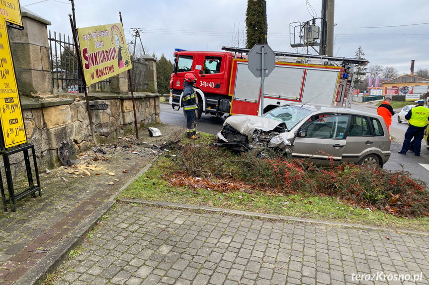 Korczyna. Wjechał w ogrodzenie