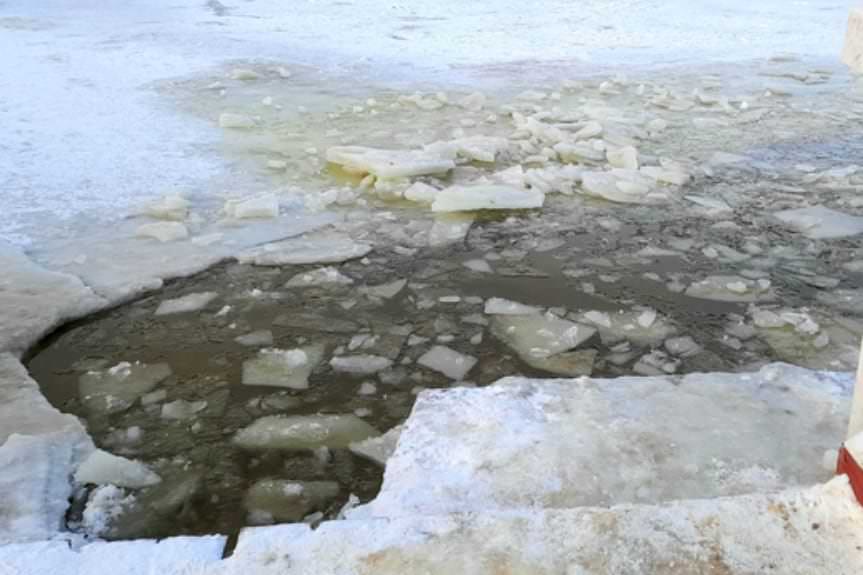 Pod skuterem załamał się lód i wpadł do wody
