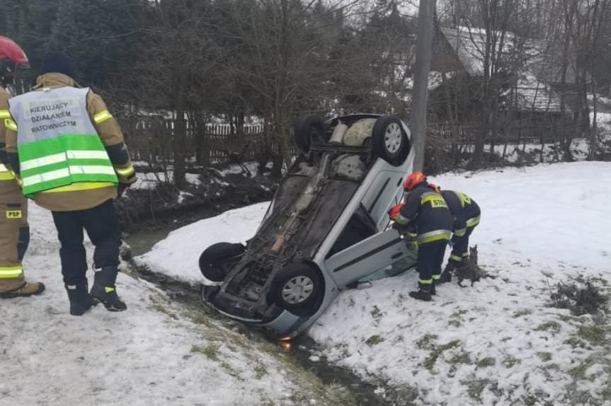 Dąbrówka. Samochód wypadł z drogi
