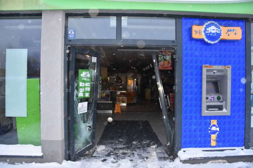 Włamywali się do sklepów używając samochodu