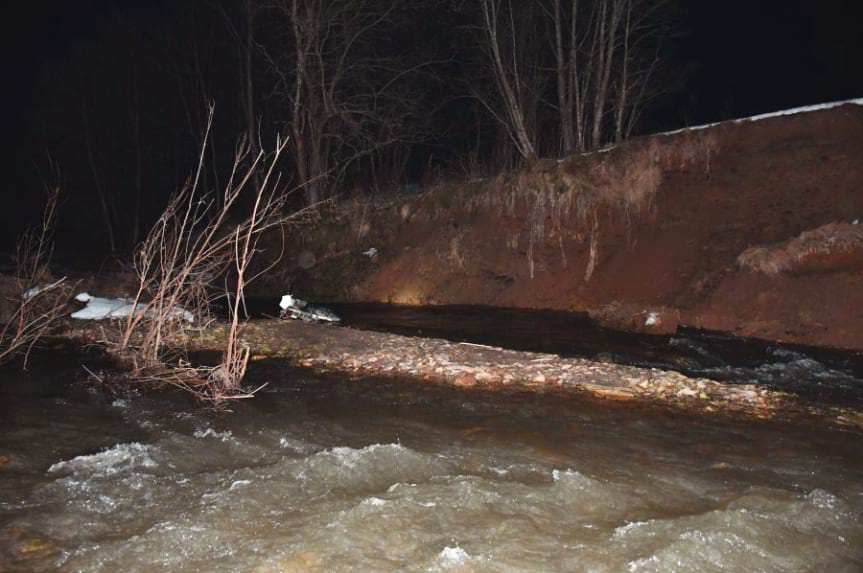 Wjechał do potoku, uciekając przed policjantami