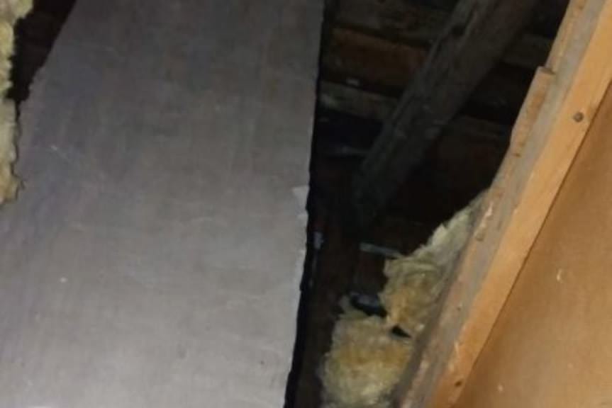 Ukrył się we wnęce kominowej