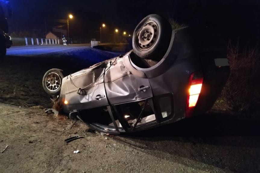 Grabownica Starzeńska. Dachowanie samochodu