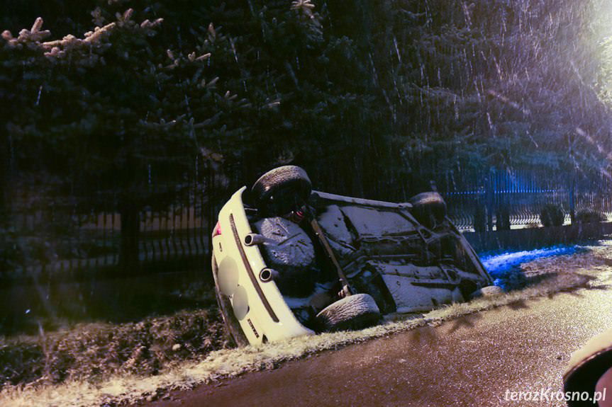 17-latek kierował samochodem, wjechał do rowu