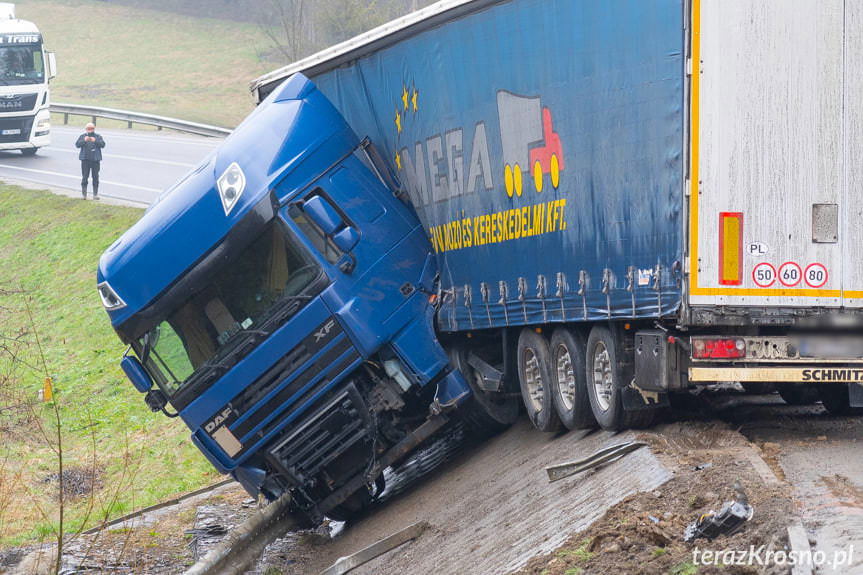 Zdarzenie drogowe w Lipowicy. Ciężarówka zawisła nad skarpą