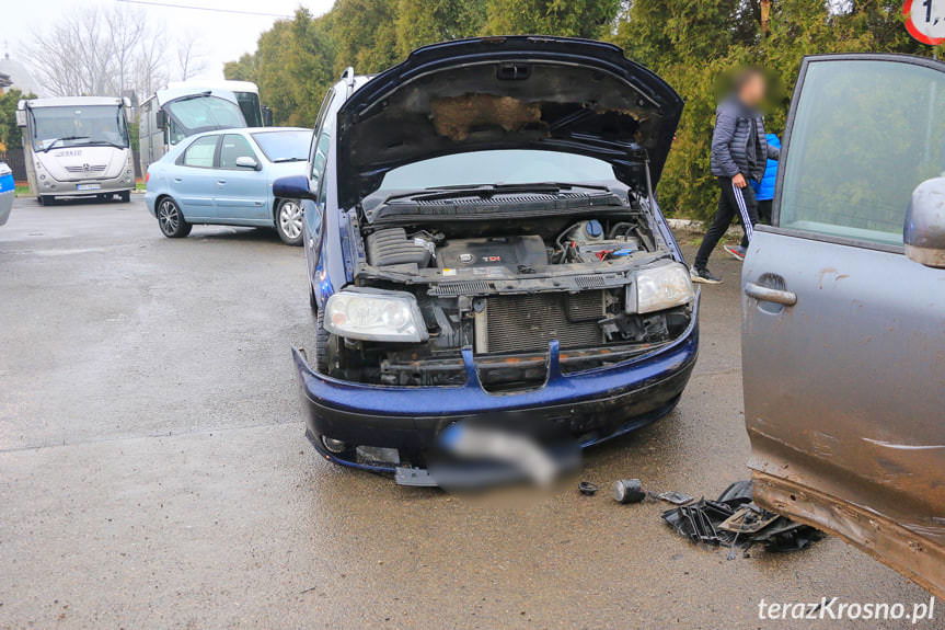 Zderzenie dwóch samochodów we Wróbliku Szlacheckim