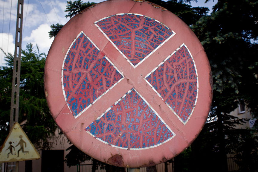 Niszczyli znaki drogowe