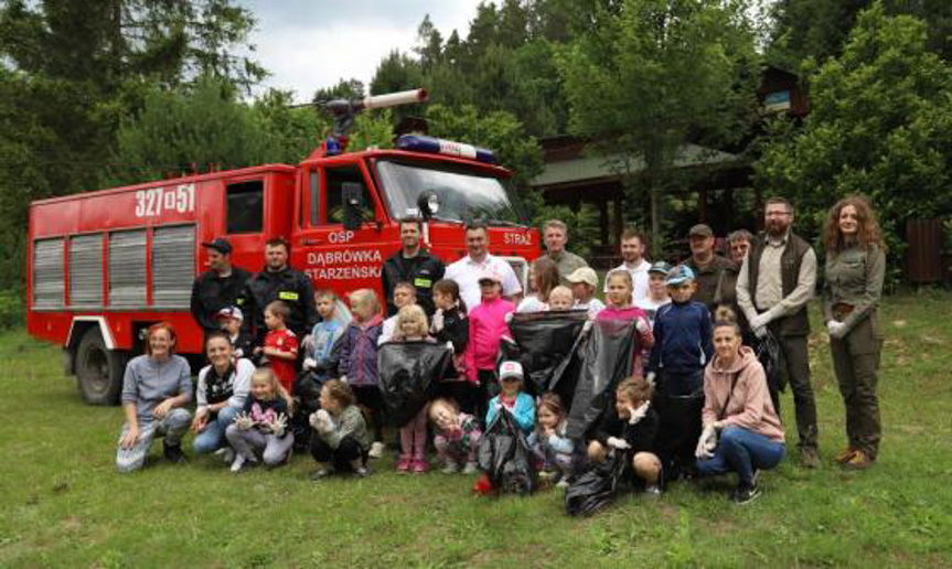 Sprzątali las w Dąbrówce 