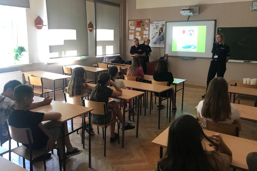 Policjanci i strażnicy miejscy z wizytą na półkolonii  