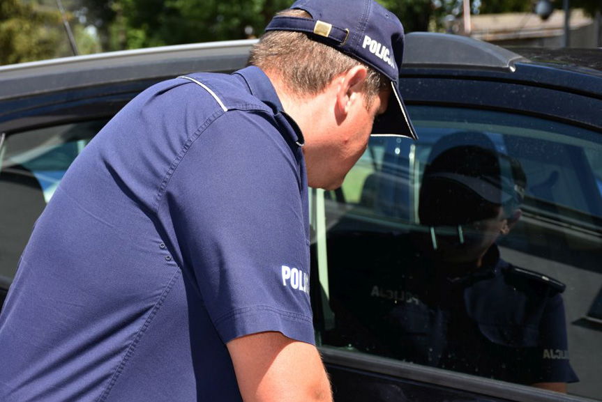 Policja apeluje w upał nie zostawiamy w pojazdach dzieci zwierząt nawet na chwile  