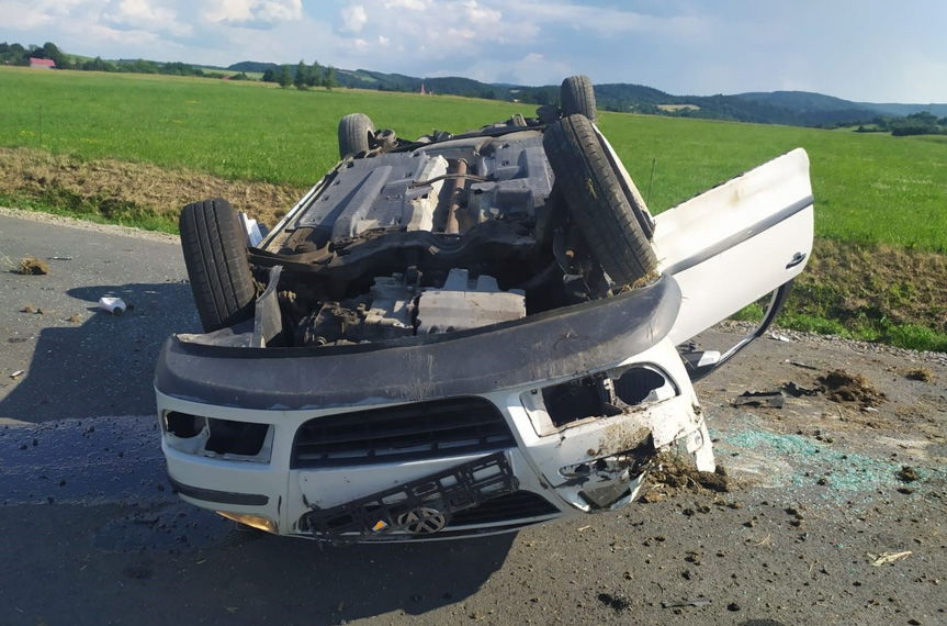 Stracił panowanie nad pojazdem dachował 